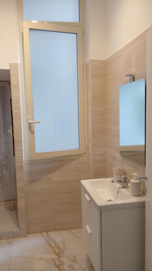 La Rosa Rossa Hotel Bari Bagian luar foto