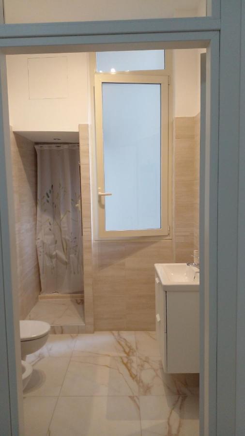 La Rosa Rossa Hotel Bari Bagian luar foto