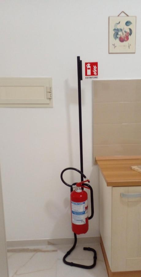La Rosa Rossa Hotel Bari Bagian luar foto