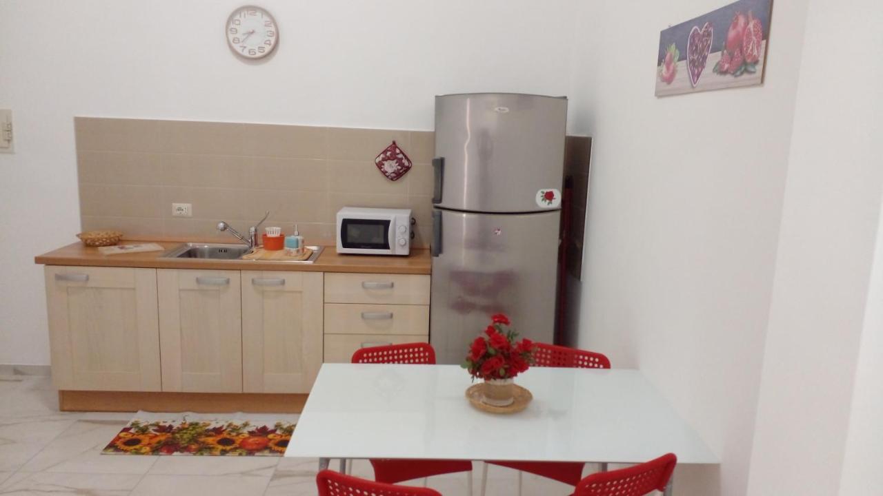 La Rosa Rossa Hotel Bari Bagian luar foto