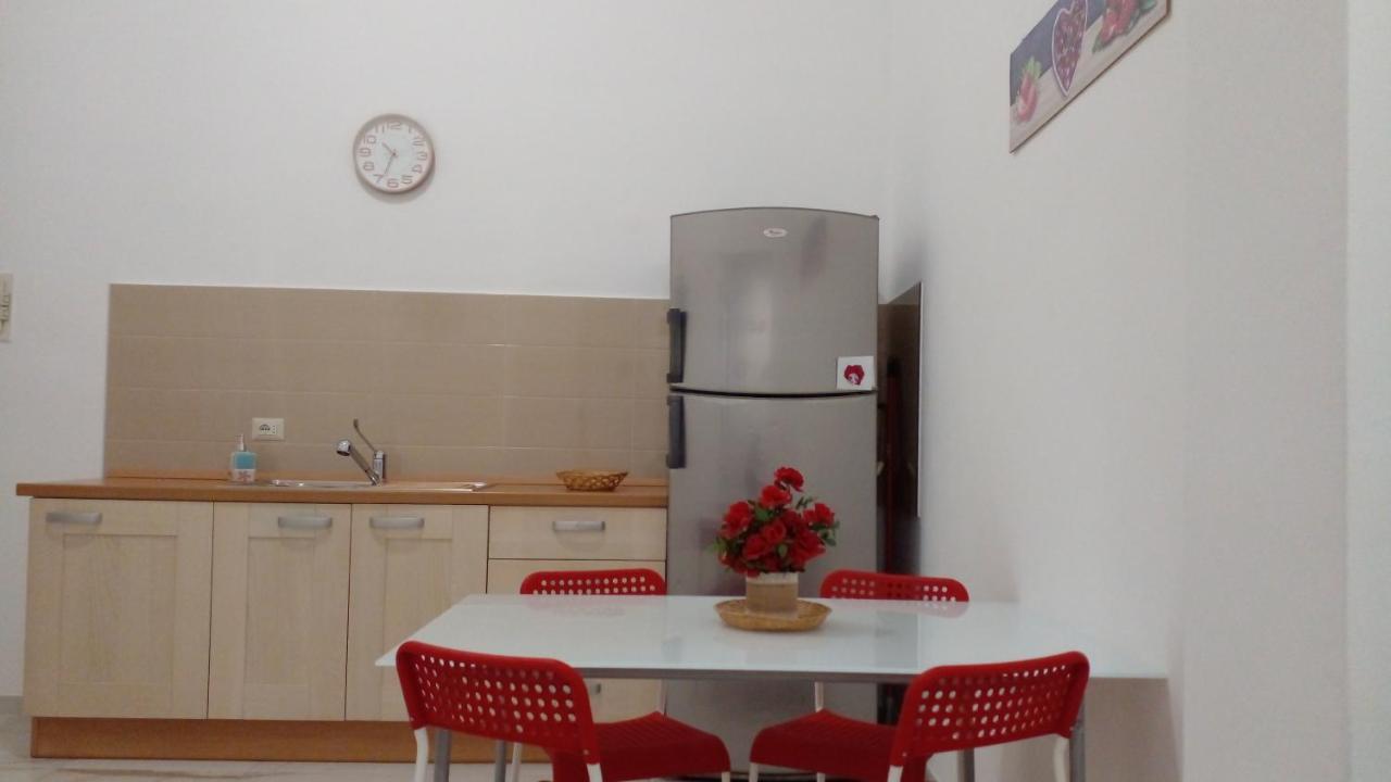 La Rosa Rossa Hotel Bari Bagian luar foto