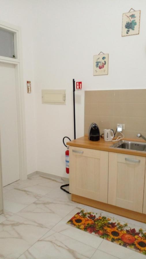 La Rosa Rossa Hotel Bari Bagian luar foto